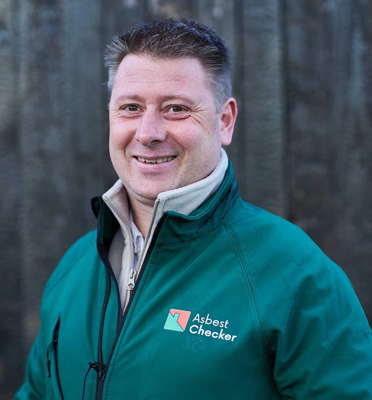 Portret van een Asbest Checker asbestdeskundige in groene bedrijfsjas
