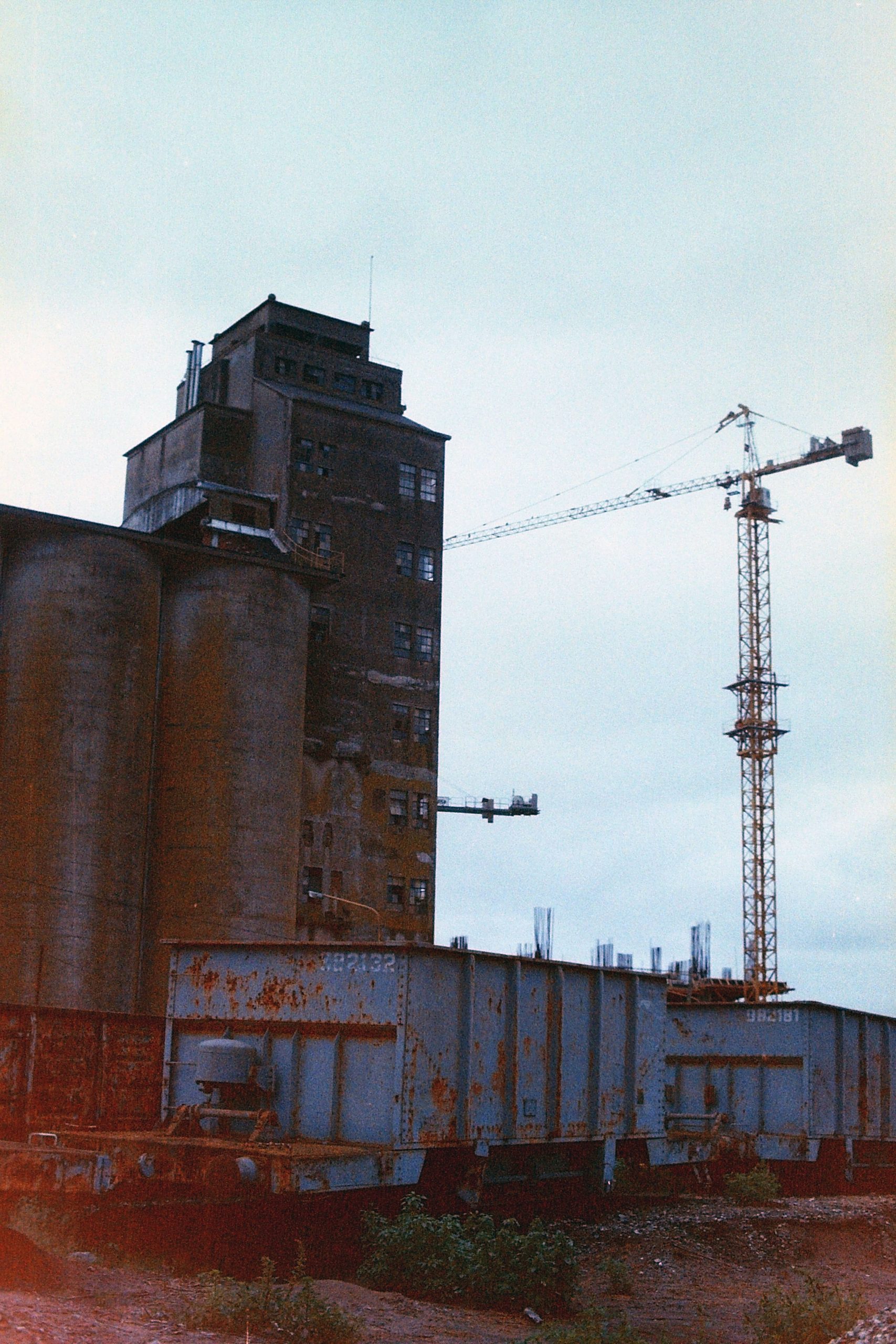 Oud industrieel gebouw met bouwkraan voor sloop- en afbraakwerken