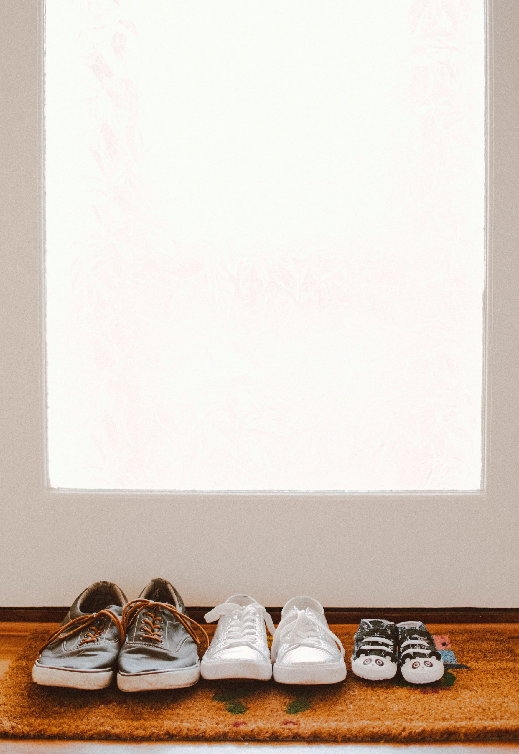 Schoenen op een deurmat in de inkomhal van een te verkopen woning